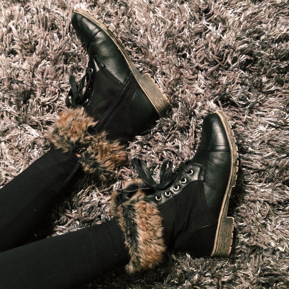 Lace up combat boots with fur